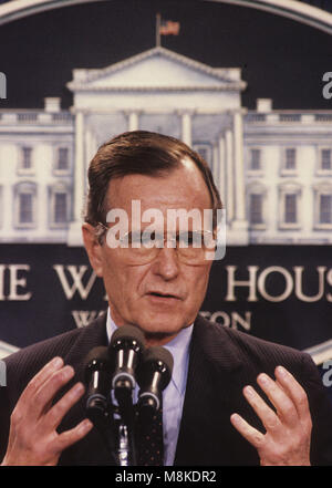 Washington DC., USA, 1990 Präsident George H.W. Bush. Antworten Reporter Fragen während der Pressekonferenz im Weißen Haus Presse. Credit: Mark Reinstein/MediaPunch Stockfoto