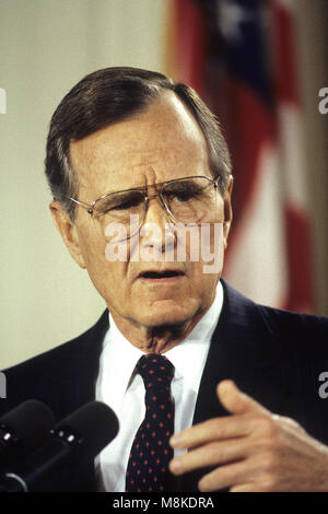 Washington DC, USA, 4. Juni 1992 Präsident George H.W. Bush antworten Reporter fragen. Dies war nach seinem Treffen mit Premierminister Eugenia Charles und anderen östlichen karibischen Staats- und Regierungschefs während eines offiziellen Besuchs dieser Führer zum Weißen Haus. Credit: Mark Reinstein/MediaPunch Stockfoto