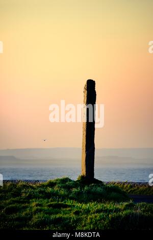 Stenness, Orkney, Schottland. Die Uhr Stein zwischen Ring von Brodgar, Ness von Brodgar und Steine von Stenness. Loch von Harray hinter sich. 5000 Jahre alte Stockfoto