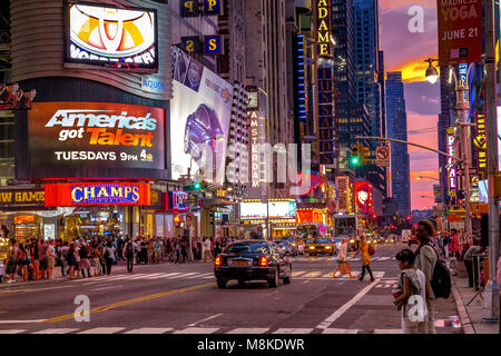 Verkehr Durch den Times Square, Manhattan, New York City fahren Stockfoto