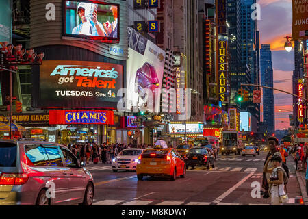Verkehr Durch den Times Square, Manhattan, New York City fahren Stockfoto