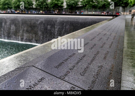 Die Menschen stehen am South Memorial Pool auf der Gedenkstätte 9/11 in Manhattan, wo der Angriff der Twin Towers am 11,2001. September in New York stattfand Stockfoto