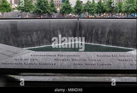 Die Menschen stehen am South Memorial Pool auf der Gedenkstätte 9/11 in Manhattan, wo der Angriff der Twin Towers am 11,2001. September in New York stattfand Stockfoto