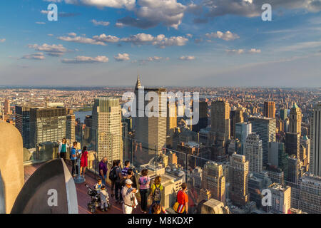 Die Menschen bewundern den Blick von Manhattan aus von der Aussichtsplattform „Top of the Rock“ auf dem Dach des Rockefeller Center Building, Manhattan, New York Stockfoto