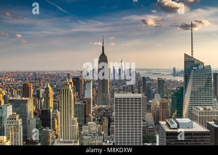 Das Empire State Building von der Aussichtsplattform „Top of the Rock“ auf dem obersten Rockefeller Center Building, Manhattan, New York Stockfoto