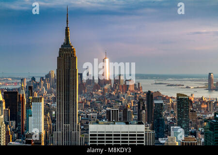 Das Empire State Building von der Aussichtsplattform „Top of the Rock“ auf dem obersten Rockefeller Center Building, Manhattan, New York Stockfoto