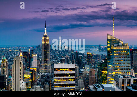 Das Empire State Building bei Nacht von der Aussichtsplattform auf dem obersten Rockefeller Center Building, Manhattan , New York Stockfoto