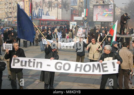 Leute mit großen Zeichen" Putin go home" auf Protest gegen den Präsidentschaftskandidaten Russlands Wladimir Putin in Sofia, Bulgarien - Jan 18, 2008. Stockfoto