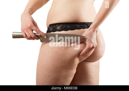 Schneiden mit dem Messer überdimensionale weibliche Gesäß mit Cellulite auf weißem Hintergrund Stockfoto