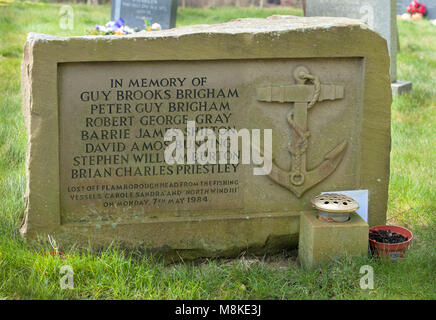 Denkmal auf dem Gelände der St. Oswald's Parish Church, Flamborough, Yorkshire - Seeleute auf See 7 Mai 1984 verloren. Stockfoto