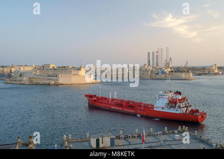 Fort St. Elmo neben Hafenanlagen mit einem Schiff im Vordergrund des Grand Harbour in Malta im September 2017. Stockfoto