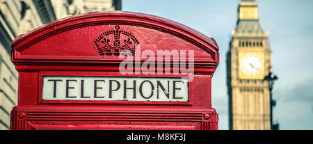 Iconic britische Alte rote Telefonzelle mit dem Big Ben im Hintergrund im Zentrum von London. Stockfoto