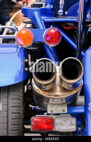 Rückseite eines blauen Motorrad. schönes Detail shot der Lichter und glänzend Auspuffrohre Stockfoto