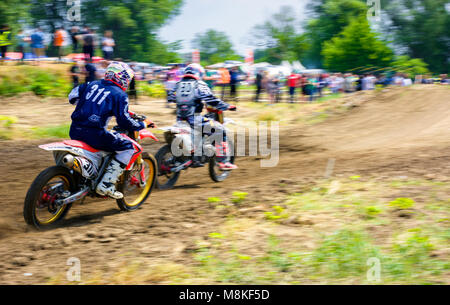 Uzhgorod, Ukraine - 21. Mai 2017: MX Fahrer wendet sich an einer Ecke. Bewegungsunschärfe mit fliegenden Schmutz. Transkarpatien regionalen Motocross-Meisterschaft Stockfoto