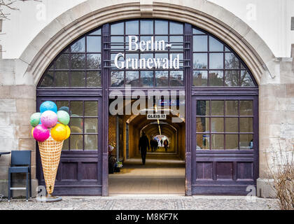 Berlin-Grunewald S-Bahn Station historischen alten Gebäude entarnce mit Gleiss 17 Memorial Zeichen Stockfoto