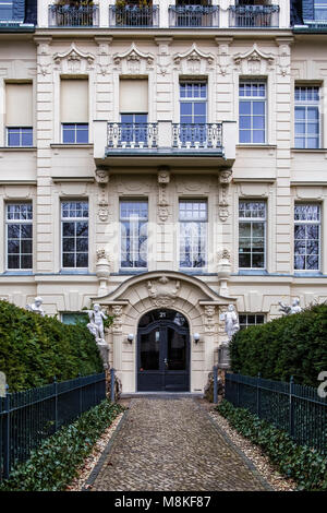 Berlin, Grunewald, Große suburban Villa Eingang mit eleganten gewölbten Tür, schmiedeeisernen Balkonen und bildhauerischen Details, Amor Statuen. Stockfoto