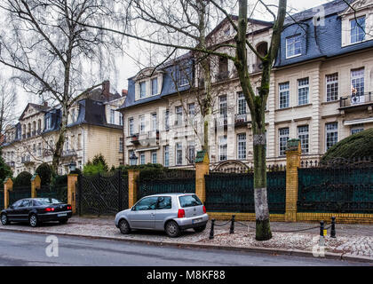 Berlin, Grunewald, große Villen der wohlhabenden Bewohner Linie Straßen von Suburbia. Historische Häuser, wohnungen, Mehrfamilienhäuser Stockfoto