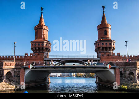 Berlin, Friedrichshain. Oberbaumbrucke Brücke. Historische alte Ziegel doppelstöckige Brücke über die Spree. Stockfoto