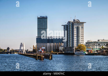 Molecule Man, Aluminium Skulptur des amerikanischen Künstlers Jonathan Borofsky in der Spree - drei riesige Männer mit Bohrungen, welche Moleküle stellen durchbohrt. Stockfoto