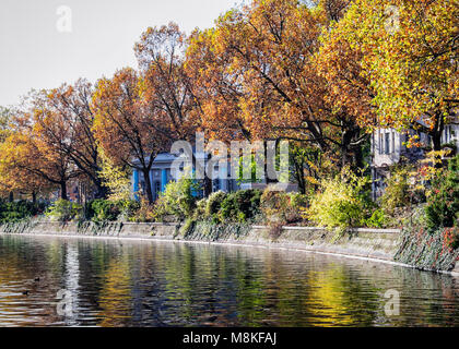 Bunte Bäume im Herbst und der Jüdischen Synagoge Fraenkelufer, einem neoklassizistischen Gebäude neben dem Landwehrkanal, Kreuzberg, Berlin Stockfoto