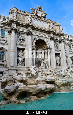 Rom, Italien. Februar 11, 2017. Der Trevi Brunnen an einem sonnigen Tag (Fontana di Trevi) Stockfoto