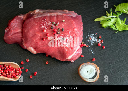 Rohes Rindfleisch Fleisch auf schwarzer Schiefer Hintergrund. Stockfoto