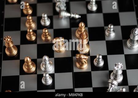 Silberne und Goldene Schach im Spiel Metapher Taktik und Konzept Wipl Stockfoto