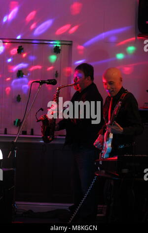 Die unbarmherzige Brüder & Joe Green Saxophonist live Musik Konzert in Elsenham, Essex, Großbritannien. 17. März 2018. Stockfoto