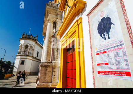 Sevilla, Andalusien, Spanien: Touristen vorbei an der Maestranza Stierkampfarena in der Paseo de Colón st. in Arenal Viertel von Sevilla. Stockfoto