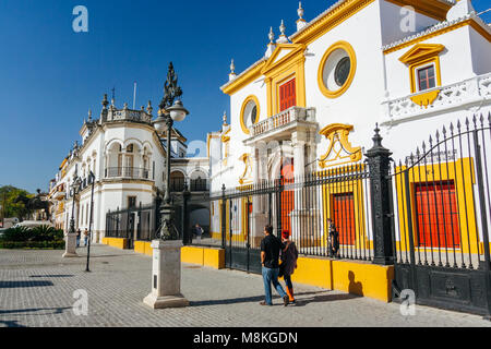 Sevilla, Andalusien, Spanien: Touristen vorbei an der Maestranza Stierkampfarena in der Paseo de Colón st. in Arenal Viertel von Sevilla. Stockfoto