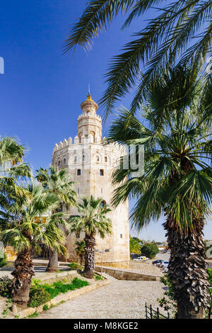 Sevilla, Andalusien, Spanien: 13. Jahrhundert Torre del Oro (Turm von Gold) Wachturm von den Almohaden Kalifat errichtet, Zugang über die Guadalqu zu steuern Stockfoto