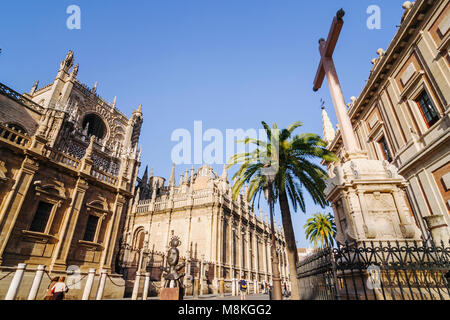 Sevilla, Andalusien, Spanien: Unesco Weltkulturerbe Kathedrale von Sevilla, die größte gotische Struktur in der Welt und allgemein Archiv der Indies Gebäude. Stockfoto