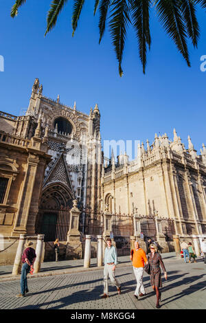 Sevilla, Andalusien, Spanien: Touristen vorbei an der Puerta del Príncipe (Tür des Fürsten) der Unesco Weltkulturerbe Kathedrale von Sevilla, die größte Gehen Stockfoto