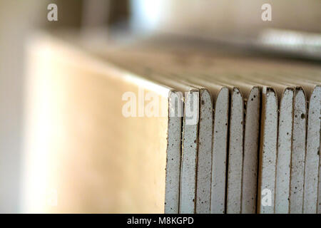 Stapel von gipskarton Platten gegen eine Wand gelehnt Stockfoto