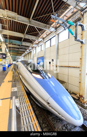 Japan, Hiroshima Station. Shinkansen, blau und grau 500 Serie Kodoma Bullet Zug an der Plattform. Stockfoto