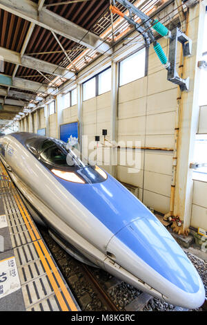 Japan, Hiroshima Station. Shinkansen, blau und grau 500 Serie Kodoma Bullet Zug an der Plattform. Stockfoto