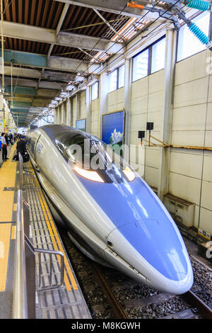 Japan, Hiroshima Station. Shinkansen, blau und grau 500 Serie Kodoma Bullet Zug an der Plattform. Stockfoto