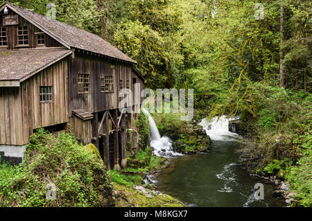 Das Cedar Creek Grist Mill in Wäldern, Washington im Jahre 1876 gebaut wurde und arbeitet heute. Waldland, Washington Stockfoto
