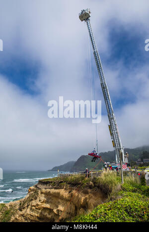 Newport Feuerwehr führt eine Rettung Bohrer an Devil's Punchbowl State Natural Area. Otter Rock, Oregon Stockfoto