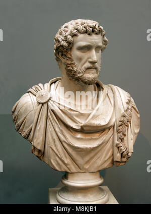 Antoninus Pius (86-161 AD). Römischer Kaiser (138-161 AD). Marmorbüste im militärischen Kleid, ungefähr 140 AD. British Museum, London. Stockfoto