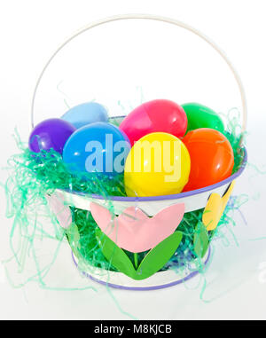 Ostern Korb mit bunten Kunststoff Eier gefüllt. Stockfoto