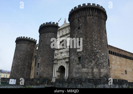 Neapel, Italien. Castel Nuovo, oft als eine mittelalterliche Burg Maschio Angioino gegenüber der Piazza Municipio in Neapel, Italien. Stockfoto