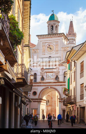 Das Arco del Torrazzo, Crema, Italien, eine Renaissance Triumphbogen Tor von c. 1520 Anschluss Via XX Settembre mit der Piazza del Duomo. Stockfoto