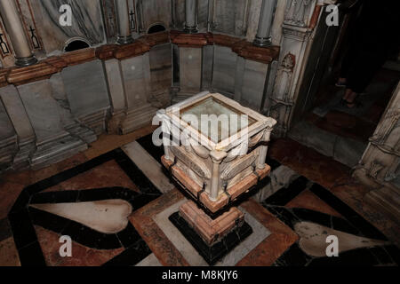 Der Stein des Engels, vermutlich ein Fragment des großen kreisförmigen Steins, der das Grab Jesu in der Kapelle des Engels versiegelt, Der erste Raum in der Edicule oder Anastasia-Rotunde, der das Grab Jesu Christi in der Grabeskirche in der Altstadt des Christlichen Viertels, Ostjerusalem Israel, einschließt Stockfoto