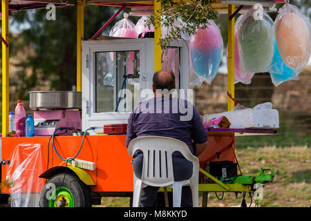 Zuckerwatte Verkäufer in der touristischen Zone von Paphos an der Küste des Mittelmeers, Paphos, Zypern, Europa Stockfoto