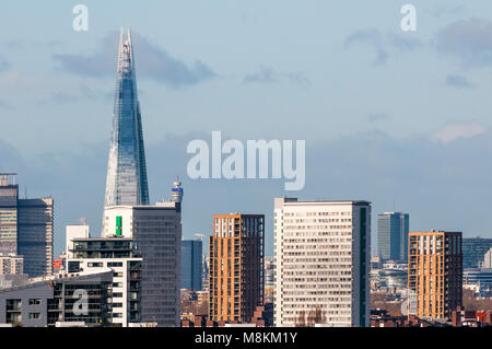 The Shard, hoch über dem Süden Londons, von Greenwich Park gesehen. Stockfoto