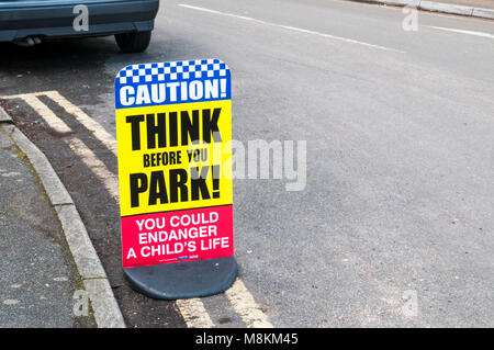 Vorsicht Denken Sie nach, bevor Sie Park Road Safety sign Stockfoto