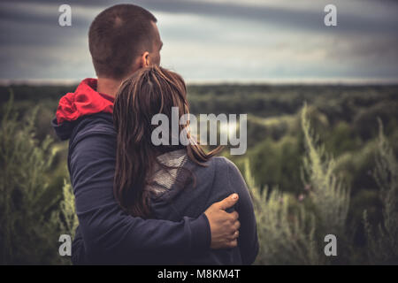 Junges Paar Mann Frau zusammen, die auf der Suche Hoffnung in die Ferne Konzept Liebe Hoffnung Zweisamkeit Stockfoto