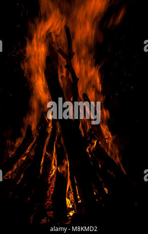 Kleine Lagerfeuer mit sanften Flammen Stockfoto