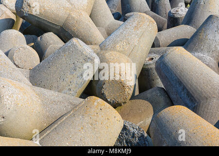 Hintergrund der große konkrete Tetrapods auf Helgoland, Deutschland Stockfoto